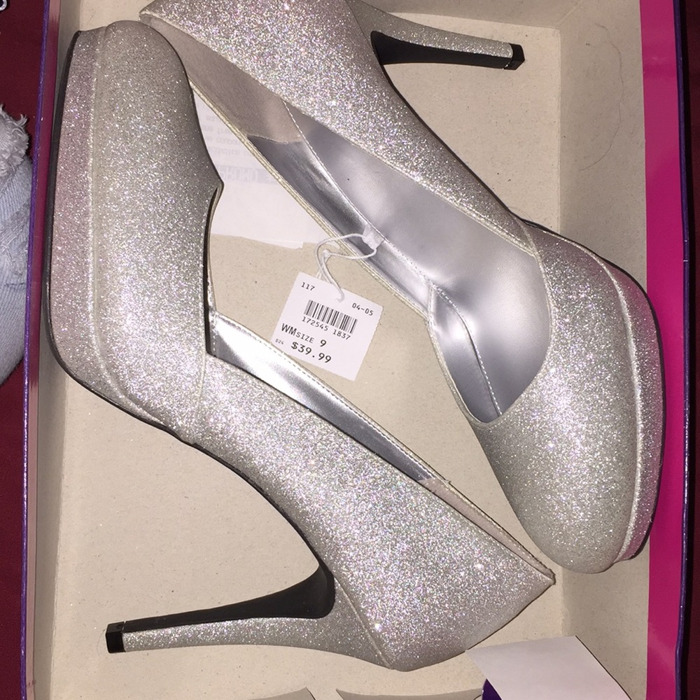 Bought cheap for prom but doesn’t match dress